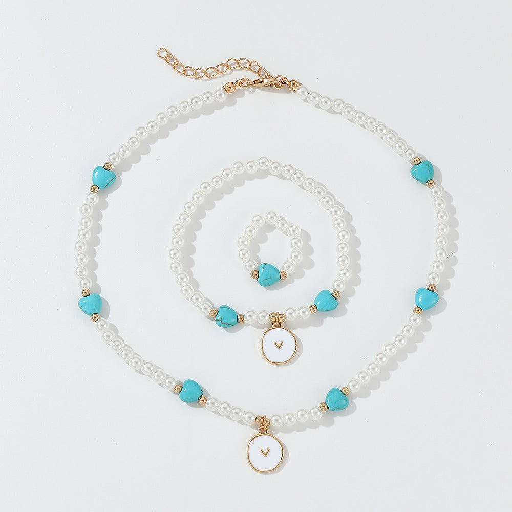 Set di collane con perline di vetro a forma di cuore minimalista per bambini, con dettagli in perle e finitura smaltata