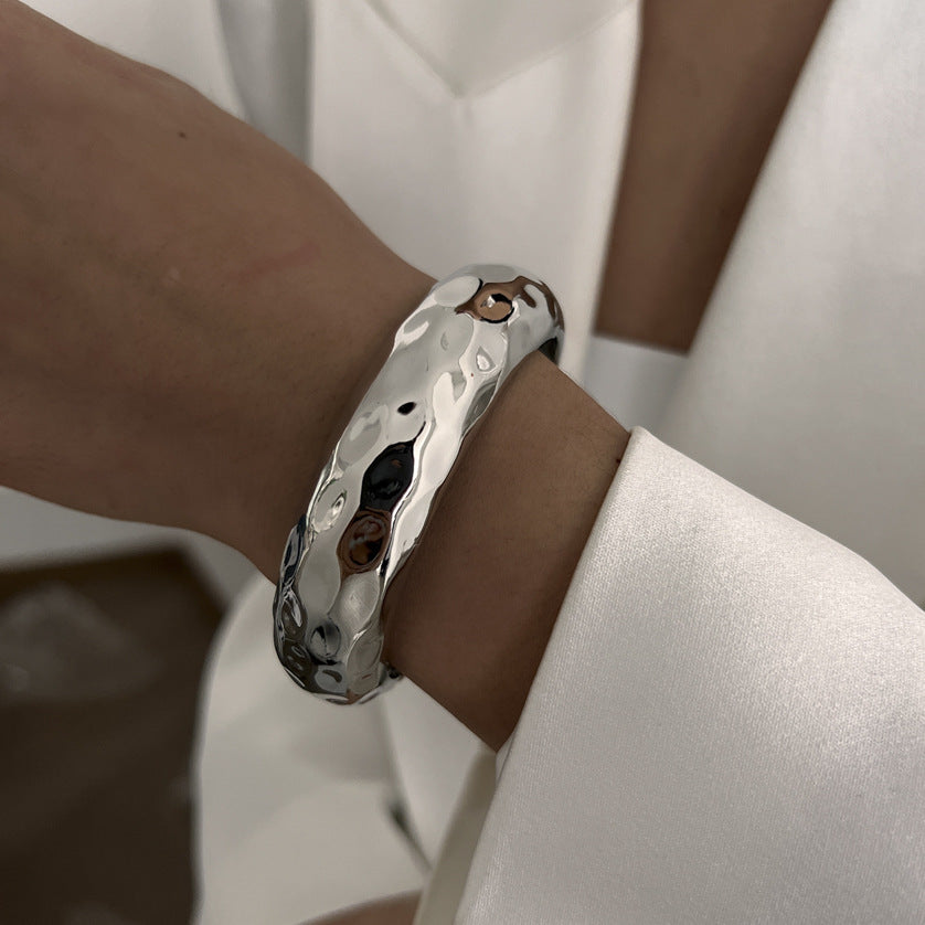 Bracciale da donna in lega elettrodeposita con design a forma di anello geometrico e chiusura a molla