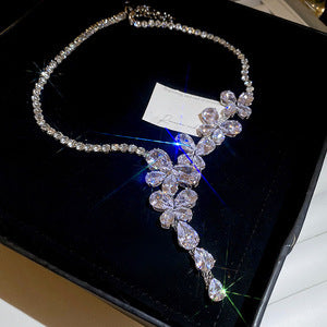 Elegante set collana con ciondolo a farfalla con intarsi in zirconi e orecchini abbinati da donna