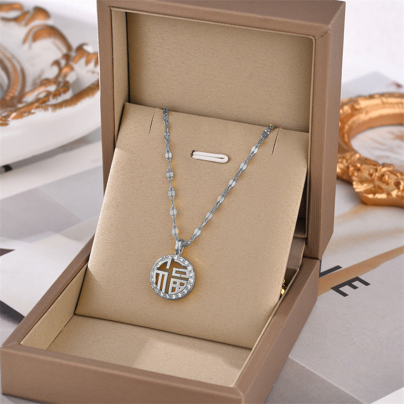 Collana a pendente rotondo in stile cinese con carattere "Fu" in acciaio al titanio con finitura placcata da donna