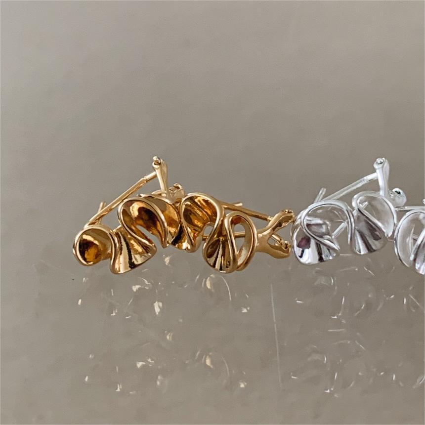 Minimalist Heart-Shaped 925 Sterling Silver Stud Earrings with Polished Finish and Subtle Water-Light Sheen for Women