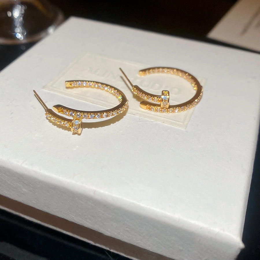 Orecchini a perno geometrici minimalisti a C in zirconia per donna con perni in argento placcato oro e base in rame
