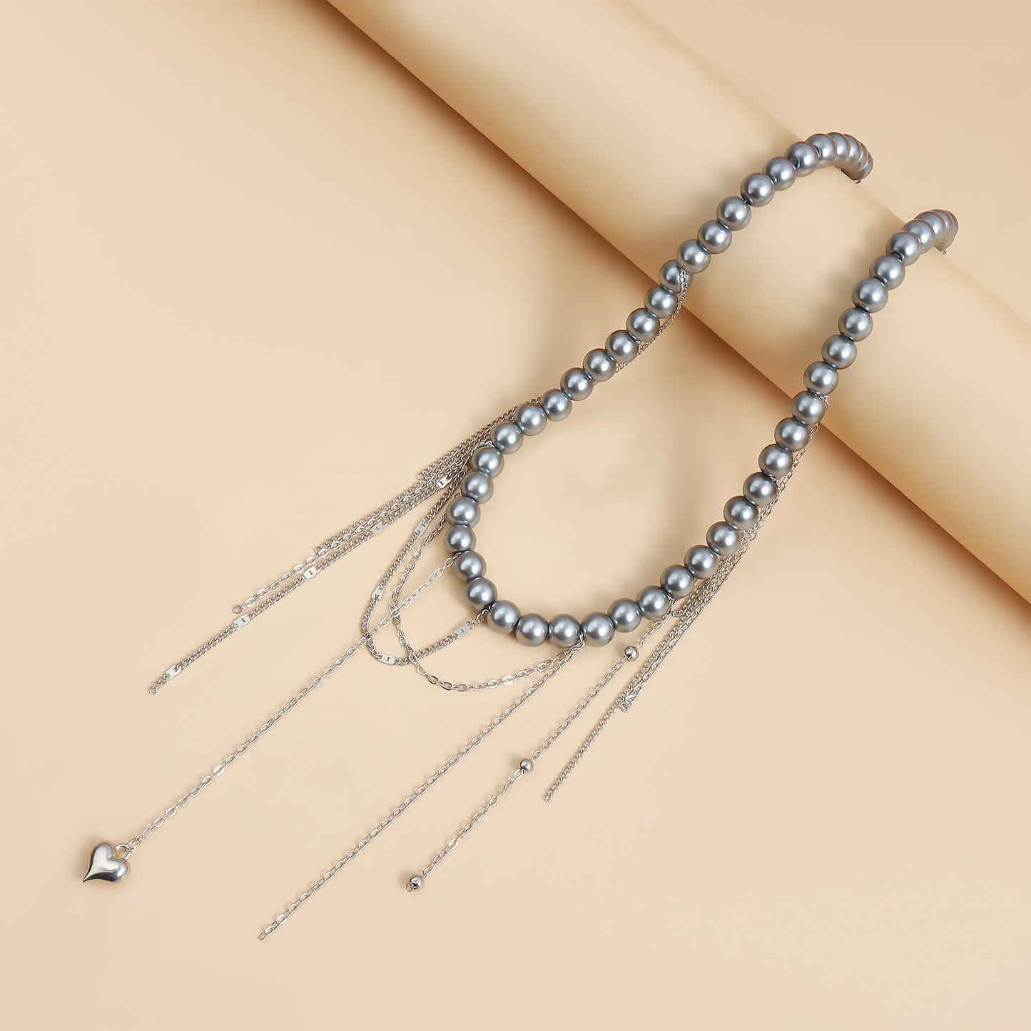 Minimalist Heart-Shaped Glass Beaded Pendant Necklace with Gold-Plated Alloy Charm and Delicate Clavicle Chain