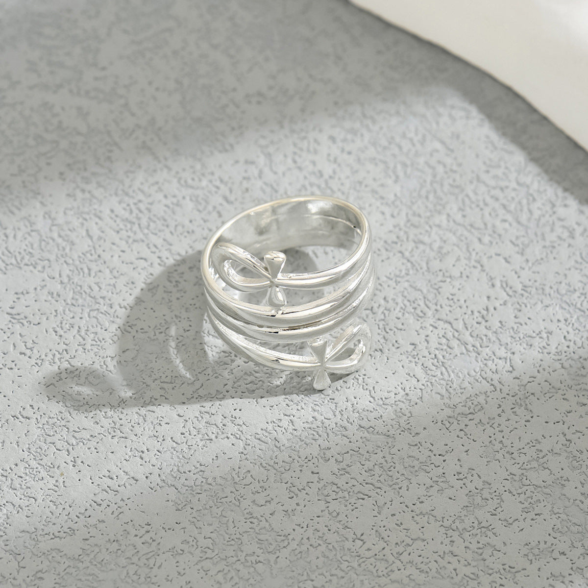 Anillo Minimalista con Nudo Geométrico en Aleación de Zinc con Acabado Chapado para Mujer