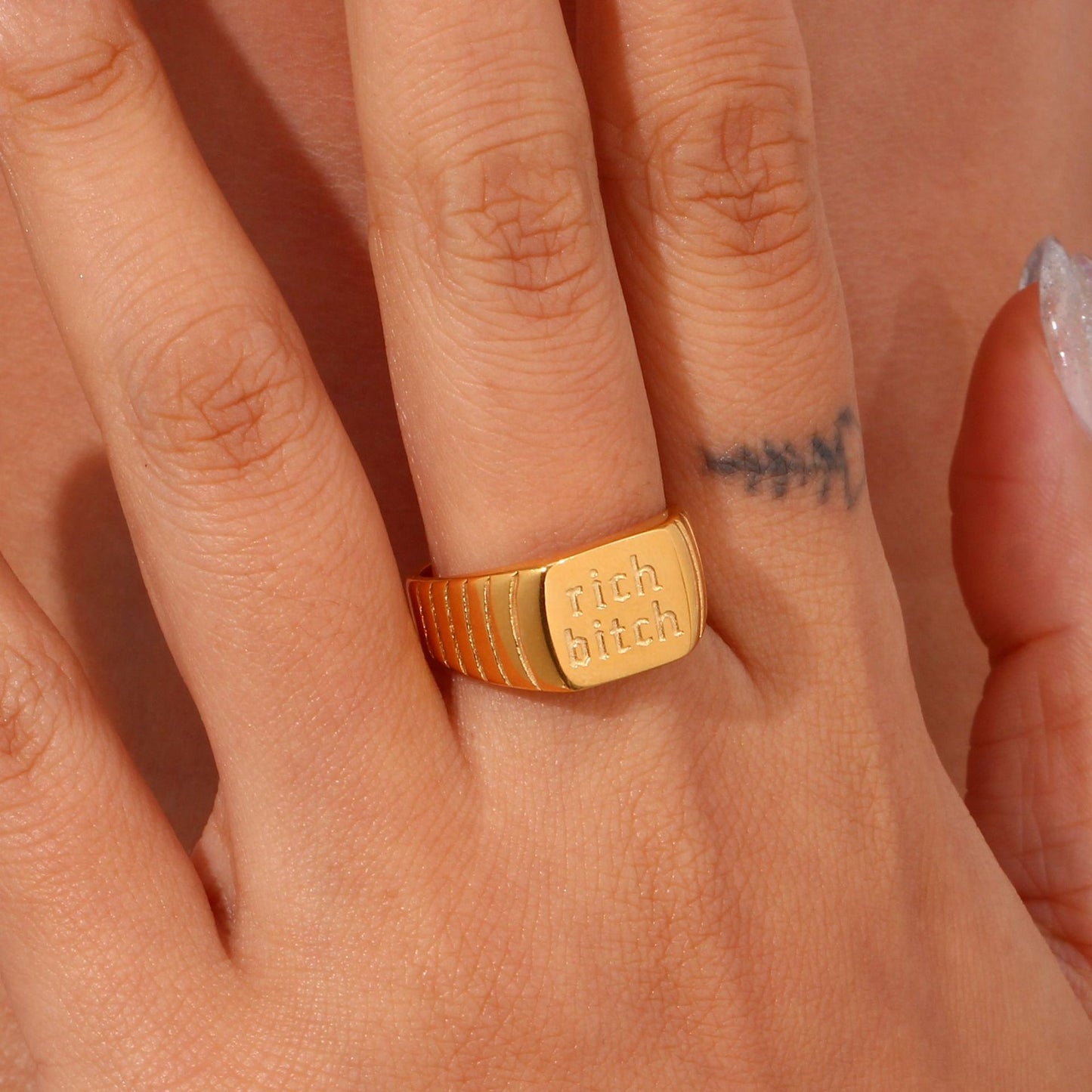 Minimalist Fashionable Stainless Steel Letter Ring for Women with Plated Finish