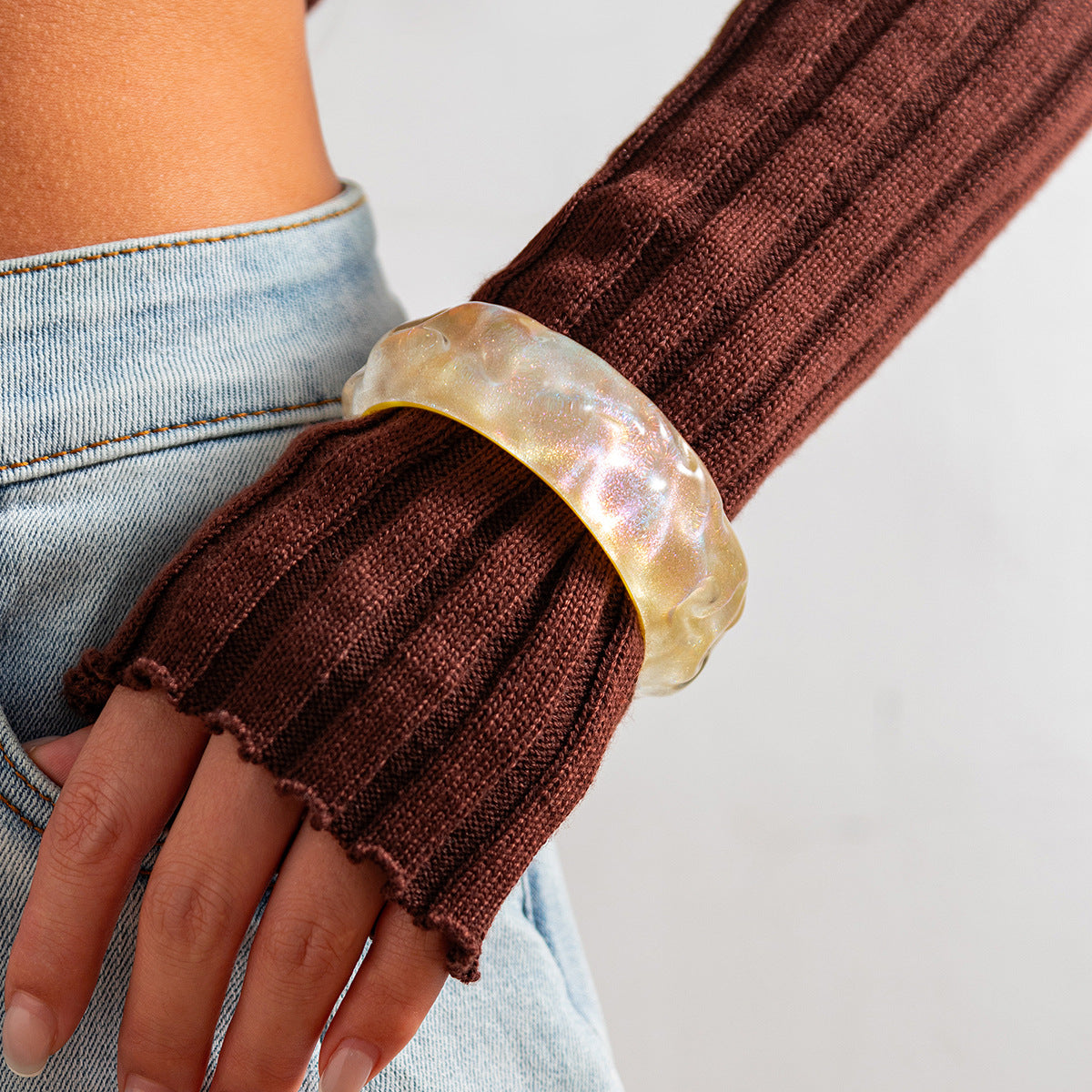 Pulsera ancha tipo brazalete de resina con efecto perla irregular estilo Ins, con polvo brillante y detalles de lunares