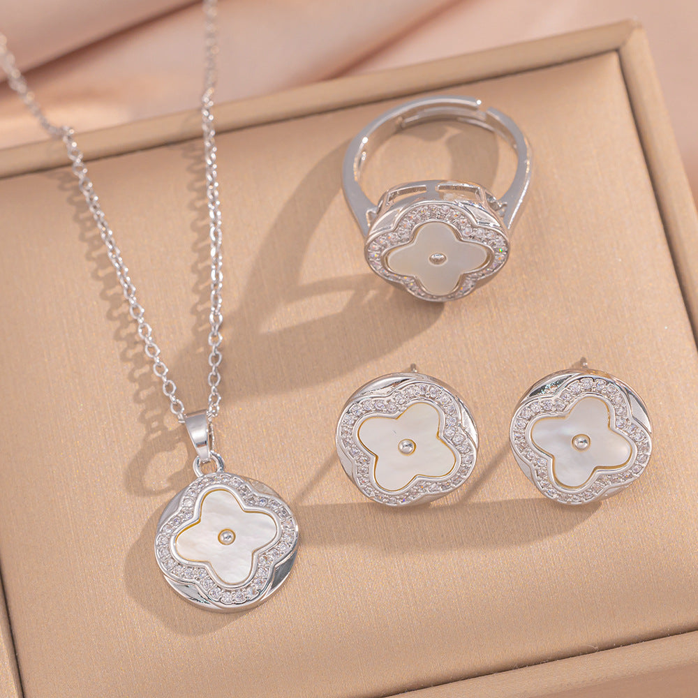 Collana da Donna in Acciaio al Titanio a Forma di Quadrifoglio Minimalista con Zirconi e Finitura Galvanizzata