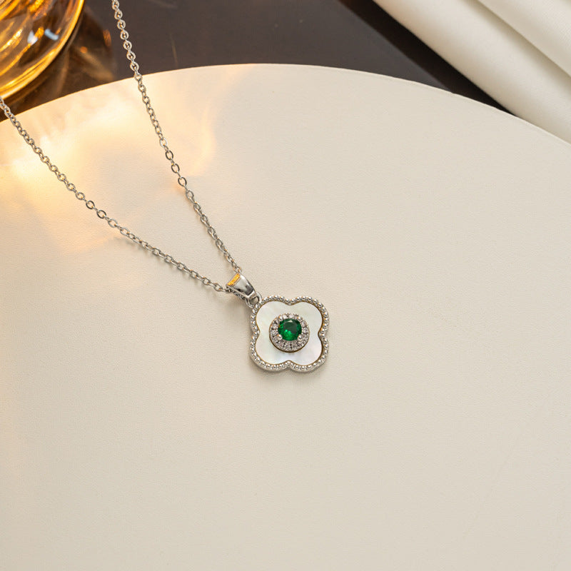 Elegante Collana Pendente da Donna a Quattro Foglie in Acciaio al Titanio con Intarsio di Strass e Finitura Lucida su Catena Ondulata