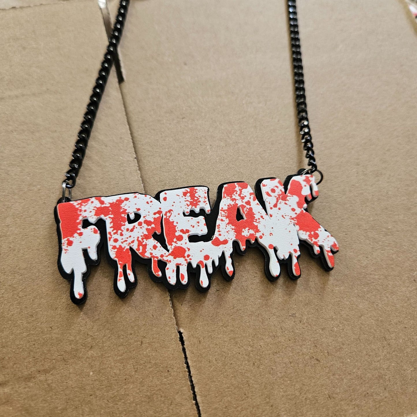 Collar con colgante de letras acrílicas atrevidas con diseño de gota de sangre para mujer, cadena tipo O, acabado impreso