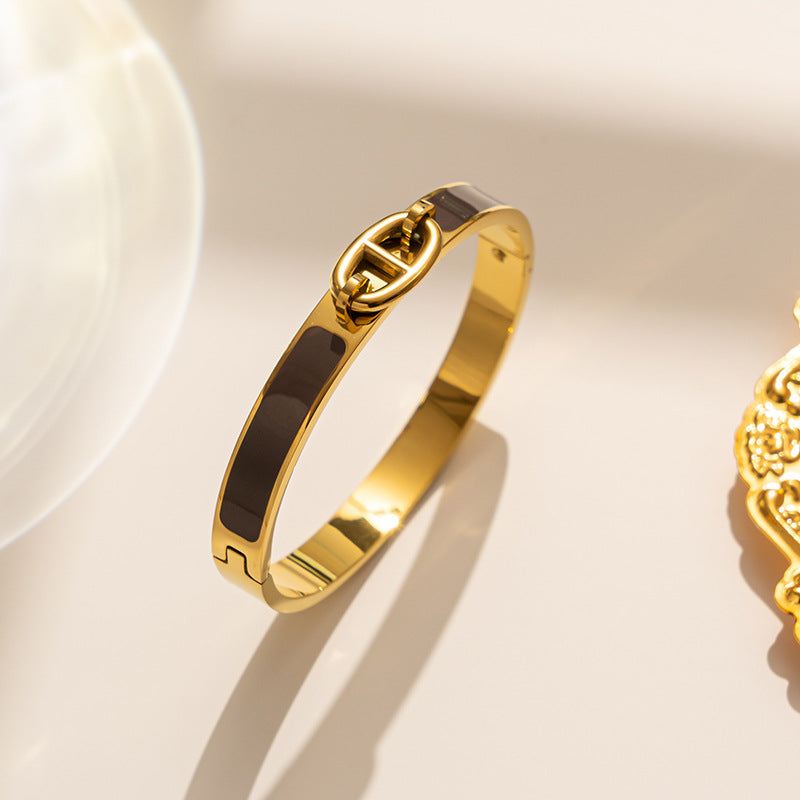 Minimalist Light Luxury 18K Gold Plated Titanium Steel Pig Nose Design Bracelet for Women