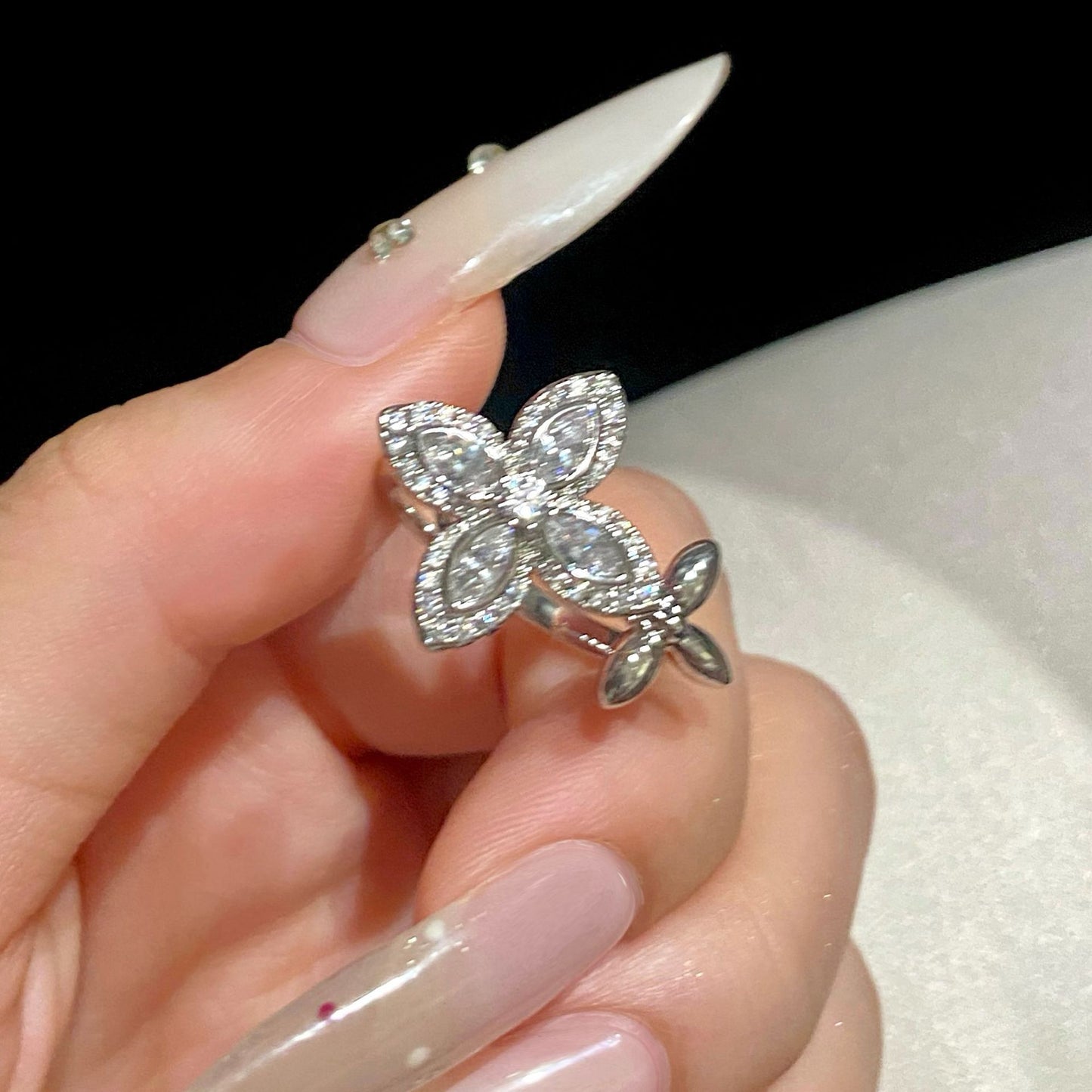 Elegante Anillo Abierto Floral de Estilo Francés para Mujer Hecho de Cobre con Incrustaciones de Circonitas, Anillo de Moda de Lujo Minimalista para el Dedo Índice