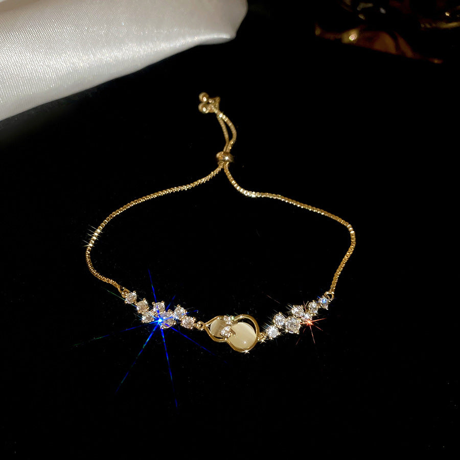 Elegante Pulsera Floral de Zirconia Chapada en Oro de Lujo para Mujer con Diseño Inspirado en Insectos y Motivo de Mariposa