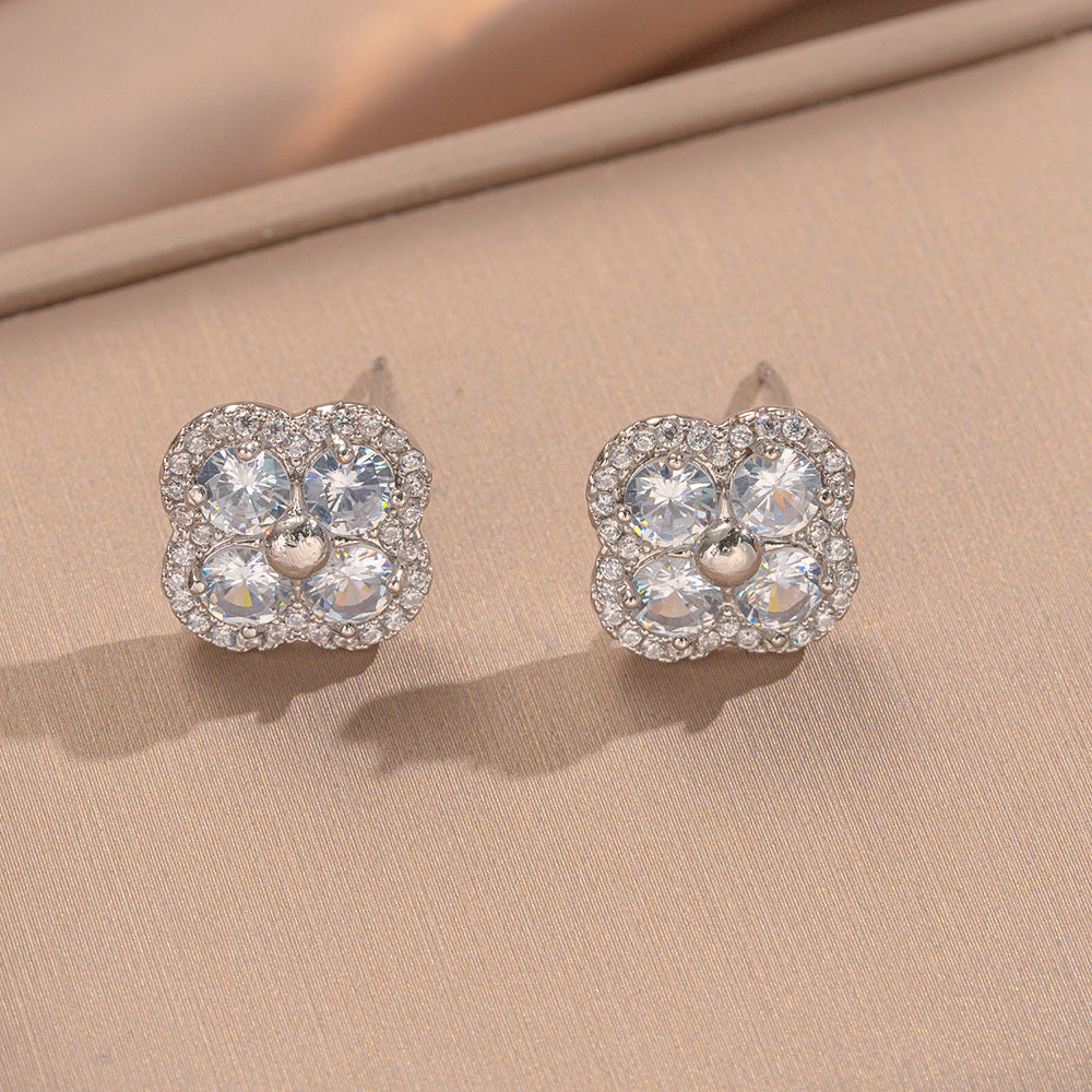 Pendientes de tuerca de lujo con diseño de flor de cuatro pétalos en cobre chapado en oro con forma geométrica y detalles de circonita de alto brillo