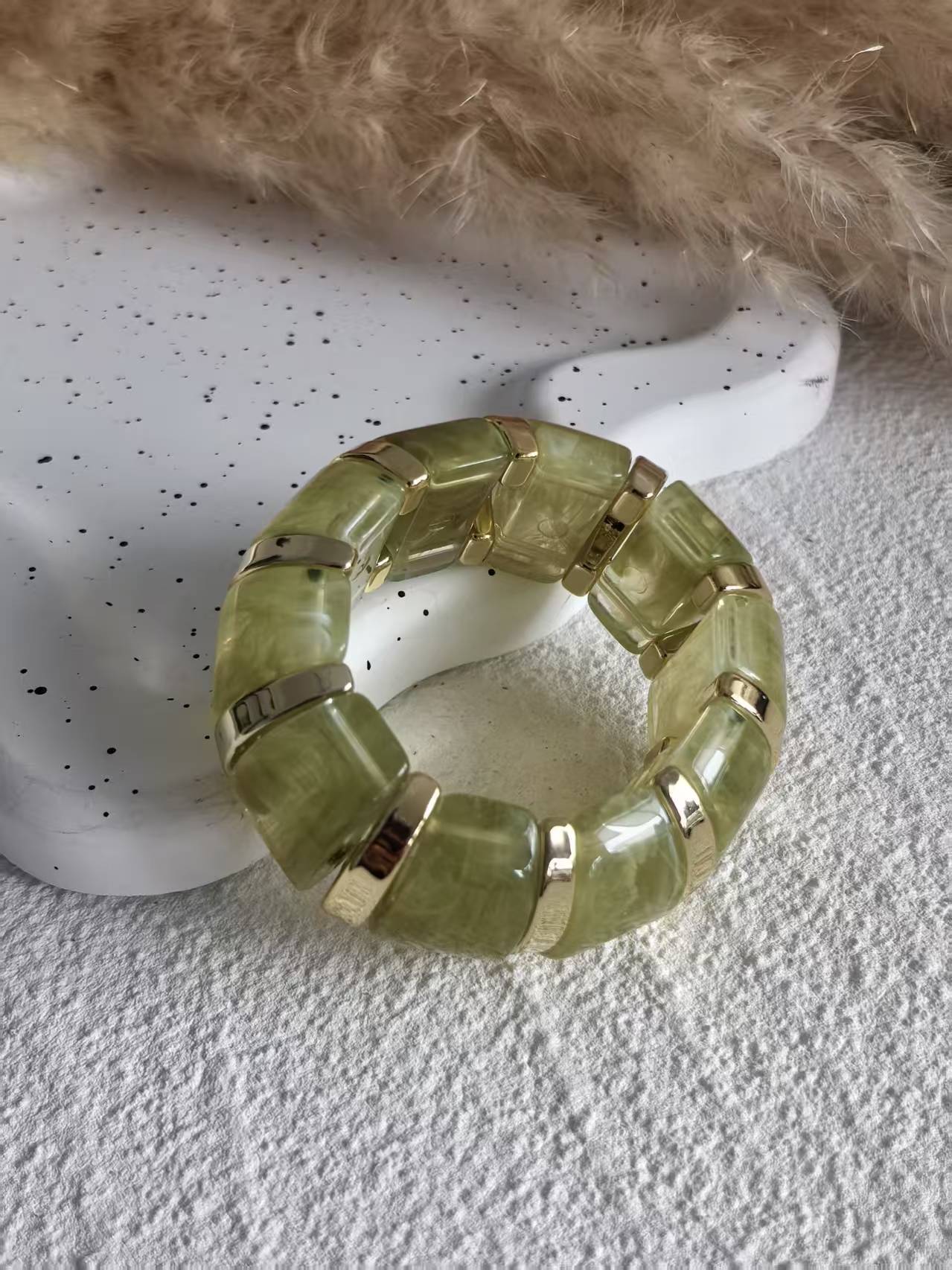 Bracciale vintage in acrilico placcato con motivi geometrici