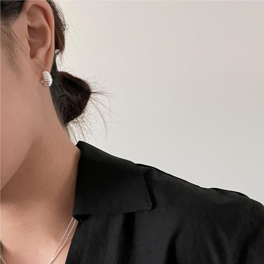 Pendientes Minimalistas Geométricos con Letras de Plata de Ley 925 con Baño de Oro para Mujer