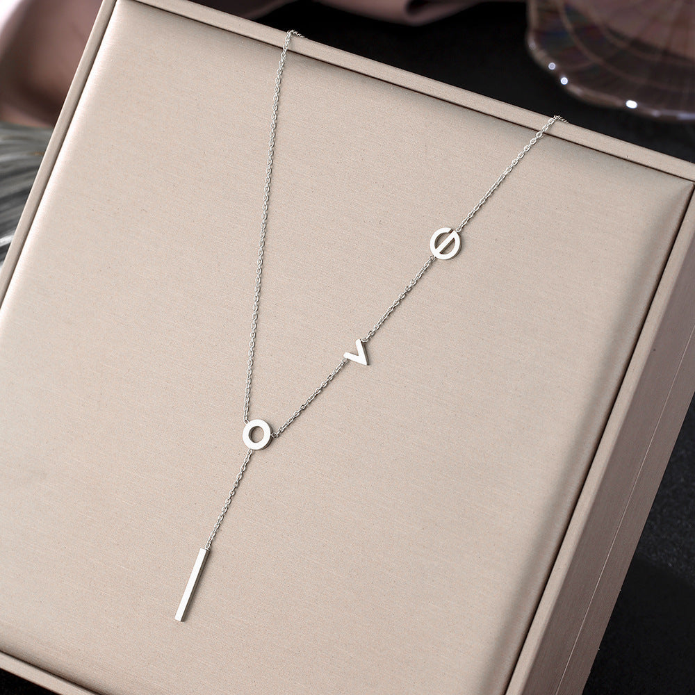 Elegante Collar con Colgante de Letra LOVE para Mujer en Acero de Titanio con Chapado en Oro de 18K, Cadena O, Diseño de Tipografía Minimalista