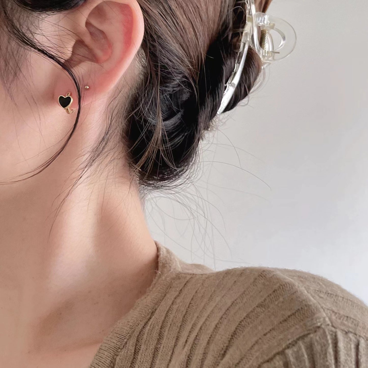 Sweet Minimalist Heart-Shaped 925 Sterling Silver Stud Earrings with Pearl Inlay