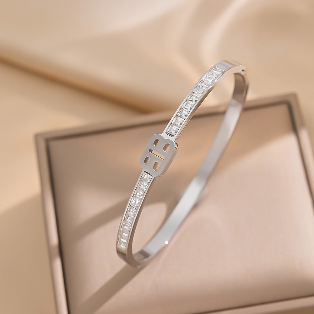 Fashion Minimalist BB Letter Bracelet for Women Made of Titanium Steel with Rhinestone Inlay and Plating Finish