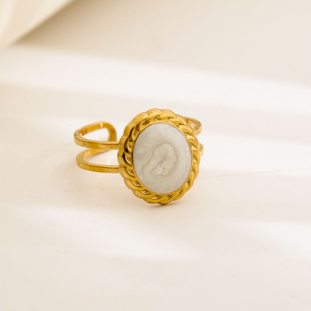Anello Minimalista Rotondo da Donna in Acciaio al Titanio con Finitura Smaltata e Placcatura in Oro 18K