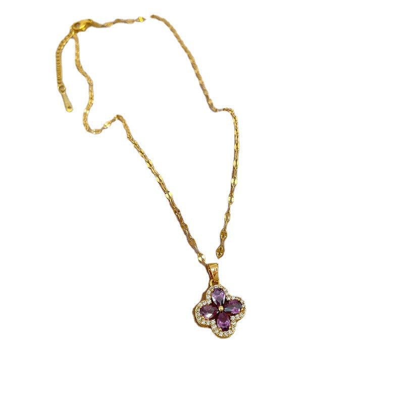 Collana con ciondolo a quadrifoglio minimalista in acciaio al titanio con ametista micropavé e strass da donna