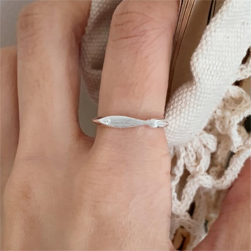Sweet 925 Sterling Silver Brushed Geometric Fish Ring for Women