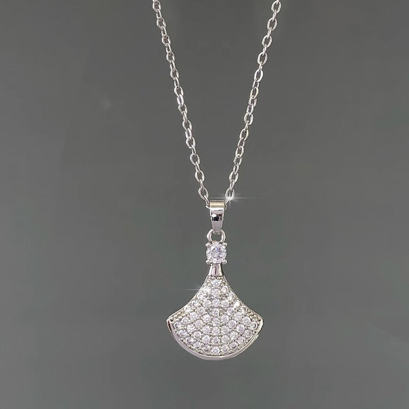 Collana Pendente Minimalista da Donna con Intarsio di Zirconi, Pendente a Ventaglio in Rame su Catena a O in Acciaio al Titanio