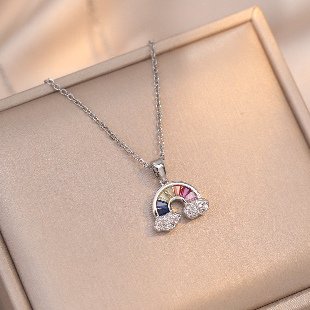 Collana da donna in acciaio al titanio a forma di nuvola minimalista con intarsio di strass e design a catena O