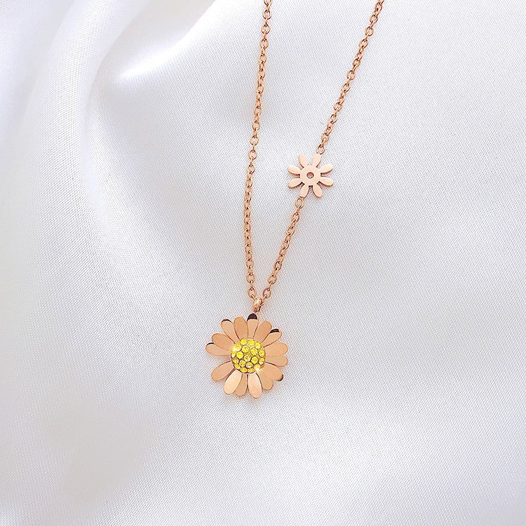 Collana pendente con margherita minimalista da donna in acciaio al titanio con placcatura sottovuoto e design a catena a O
