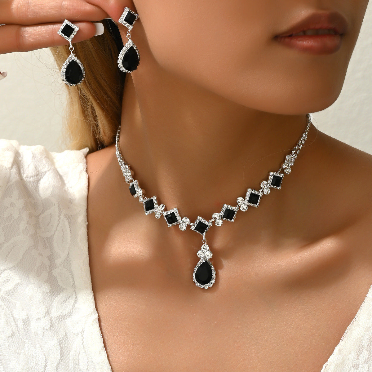 Set di collana e orecchini a goccia quadrata minimalista di lusso blu con strass da donna con design geometrico e intarsio di zirconi cubici