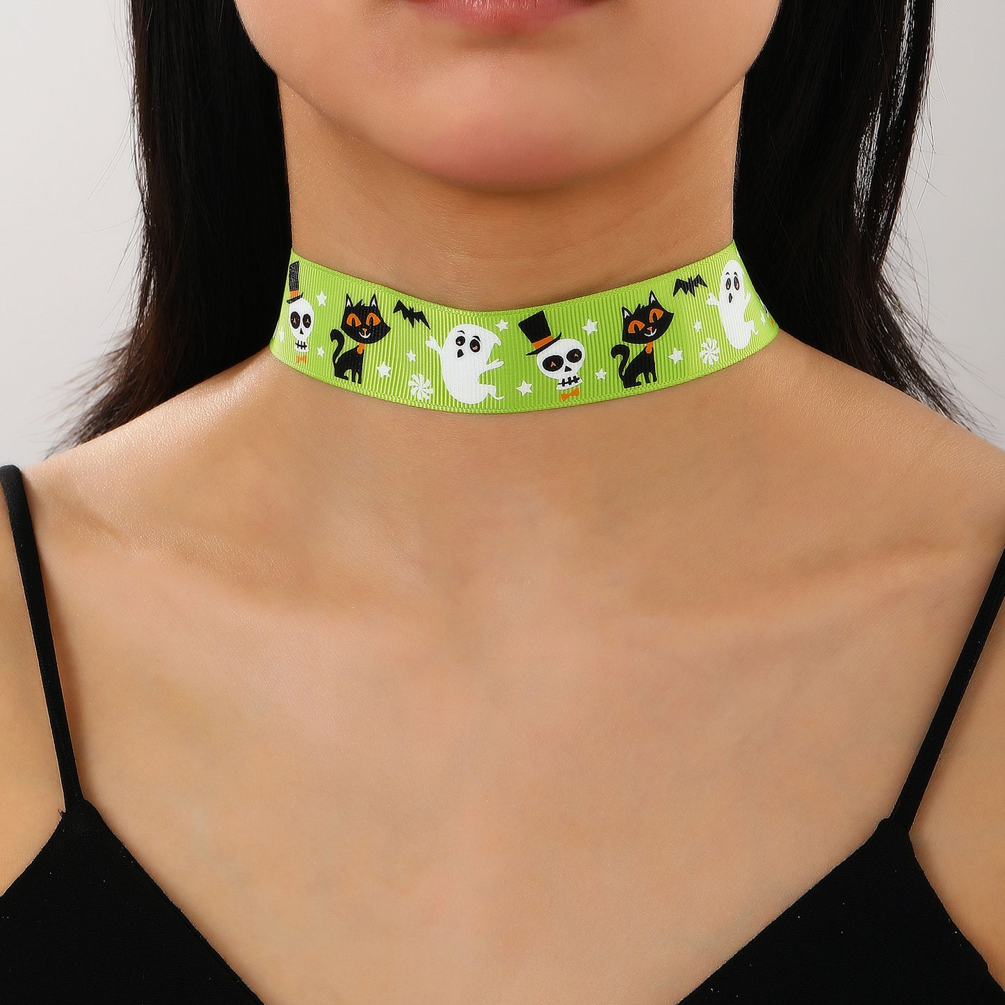 Collar con colgante de calavera, gato negro y fantasma de dibujos animados con temática de Halloween para mujer, con dije de aleación y acabado galvanizado en banda de tela