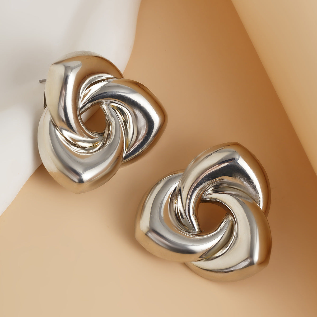 Orecchini geometrici minimalisti da donna con texture metallica e design a girasole irregolare