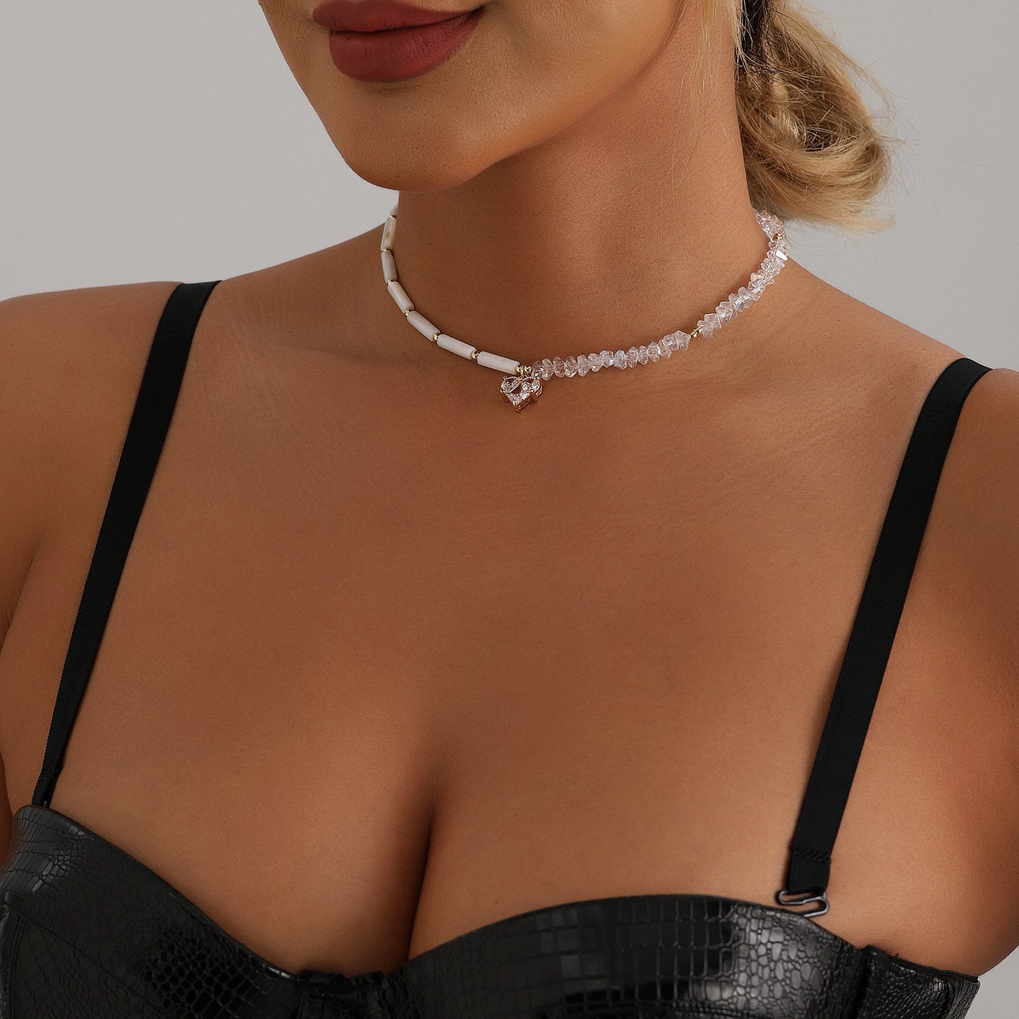 Fashionable Minimalist Heart-Shaped Glass Pendant Necklace with Rhinestone Accents and Gold-Plated Clavicle Chain for Women