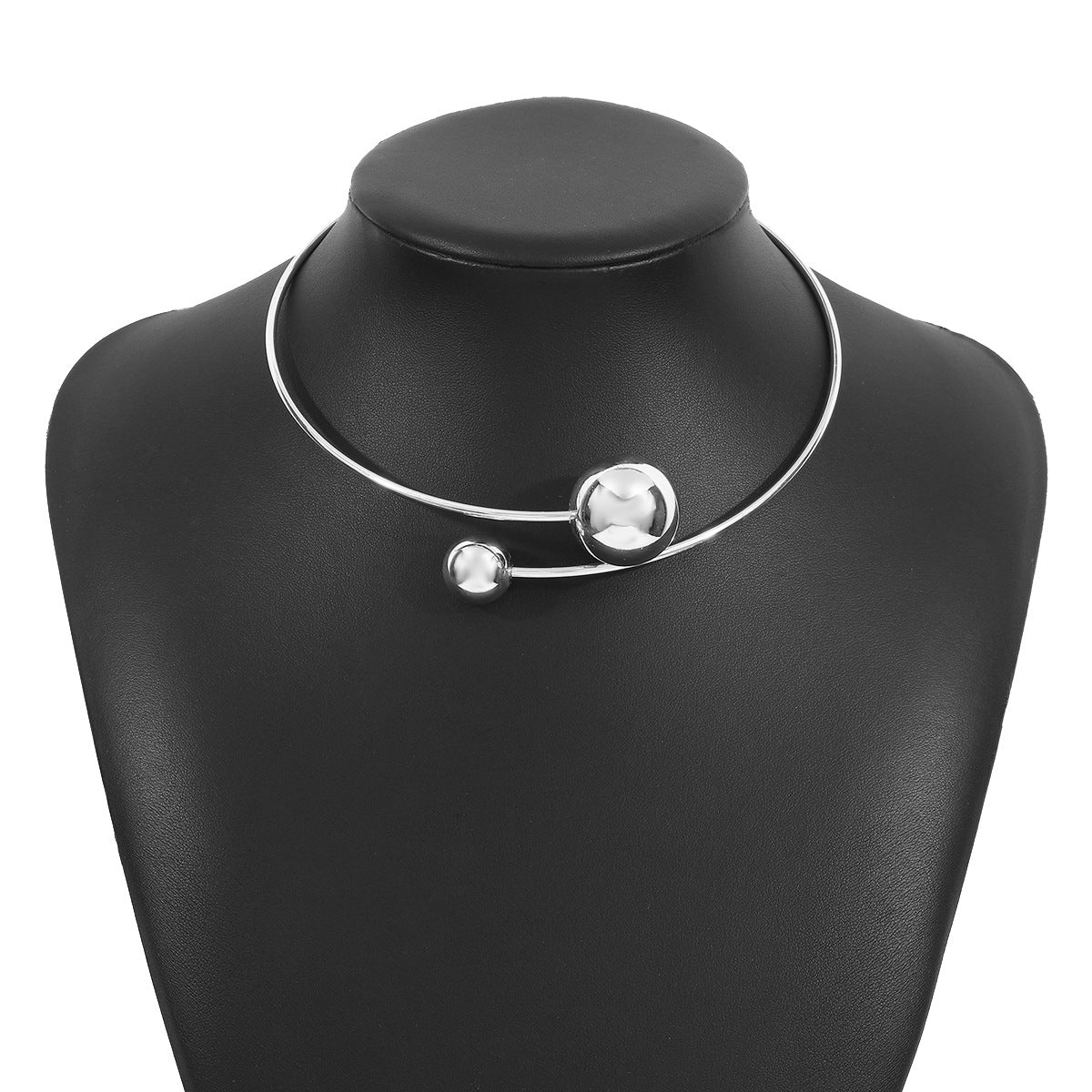 Collana girocollo con perle circolari asimmetriche geometriche vintage e braccialetto rigido aperto da donna con finitura in ferro galvanizzato