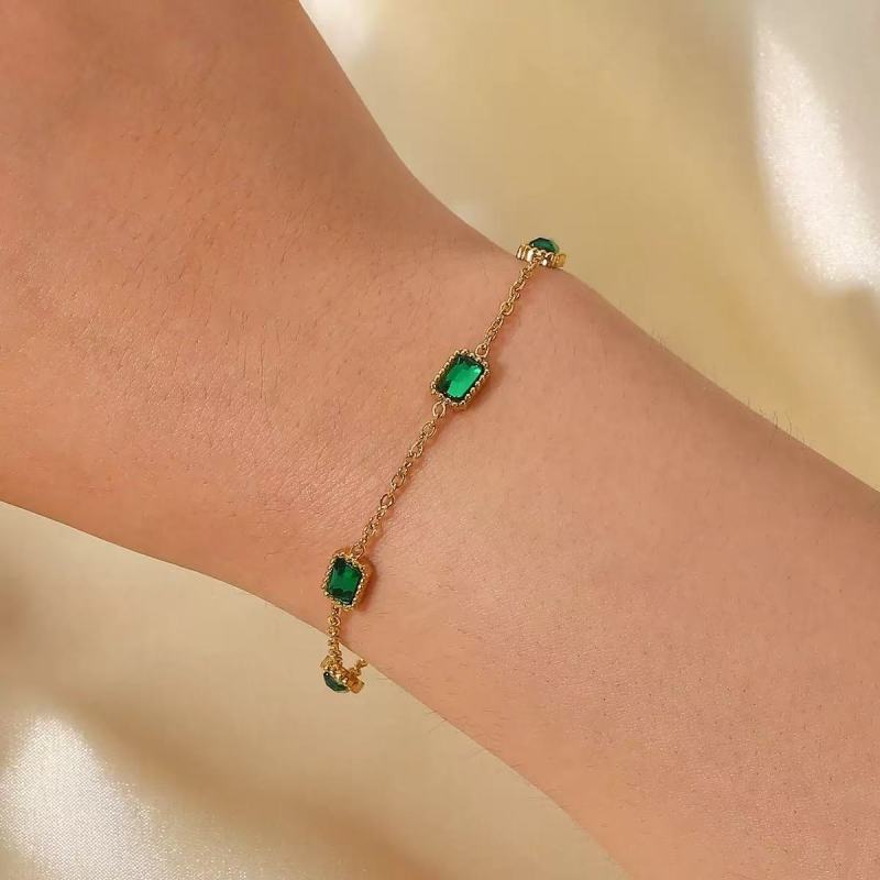 Bracciale elegante in acciaio inossidabile placcato oro 18K con motivo geometrico e intarsio di strass per donna