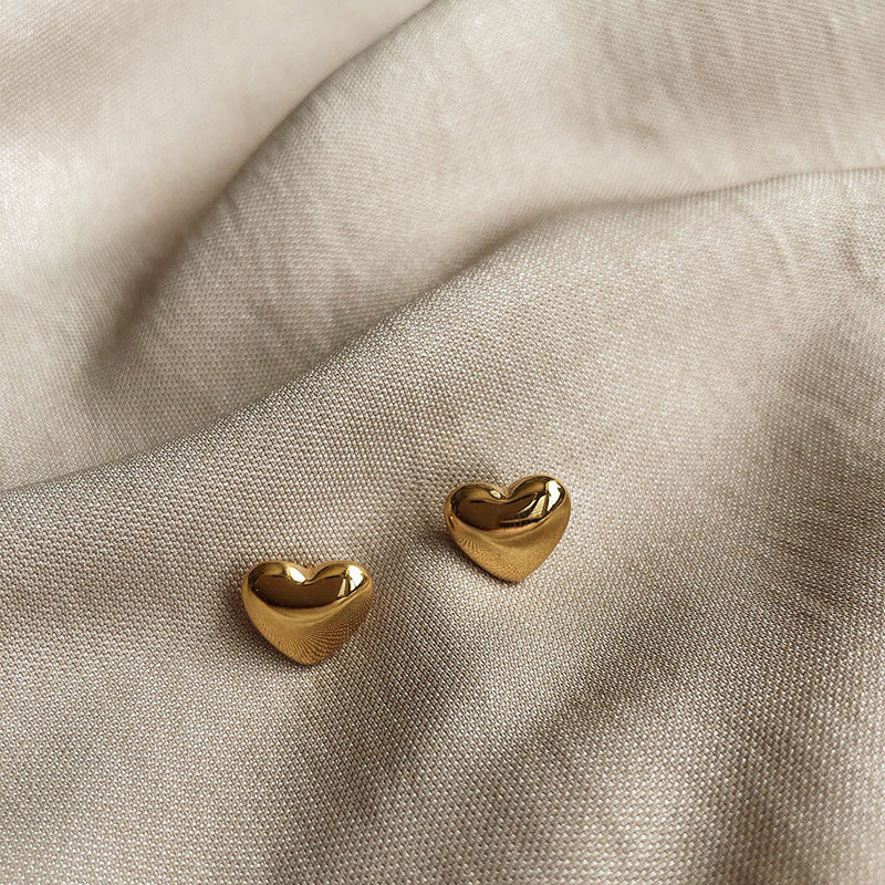 Orecchini a perno con cuore minimalisti in acciaio al titanio placcato oro 18 carati ipoallergenici da donna