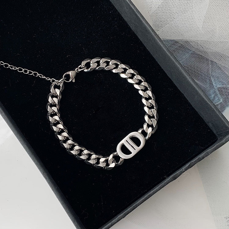Collana Minimalista con Iniziali in Acciaio Titanio Placcato Oro per Donne e Uomini, Catenina Corta Compatibile con Felpe con Cappuccio