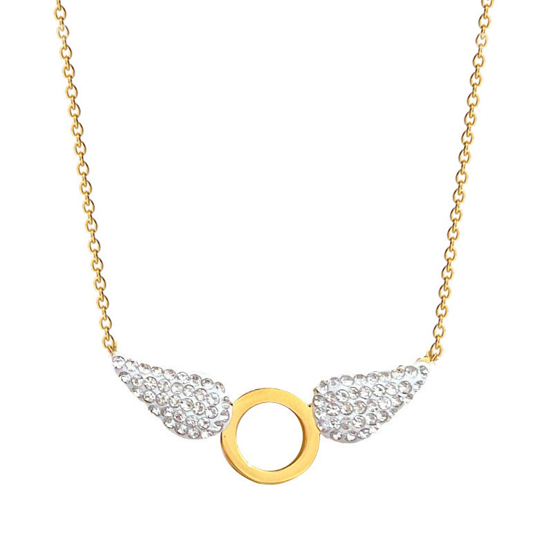 Collana pendente con ali geometriche in stile cartone animato da donna in acciaio al titanio con placcatura in oro e intarsio di strass