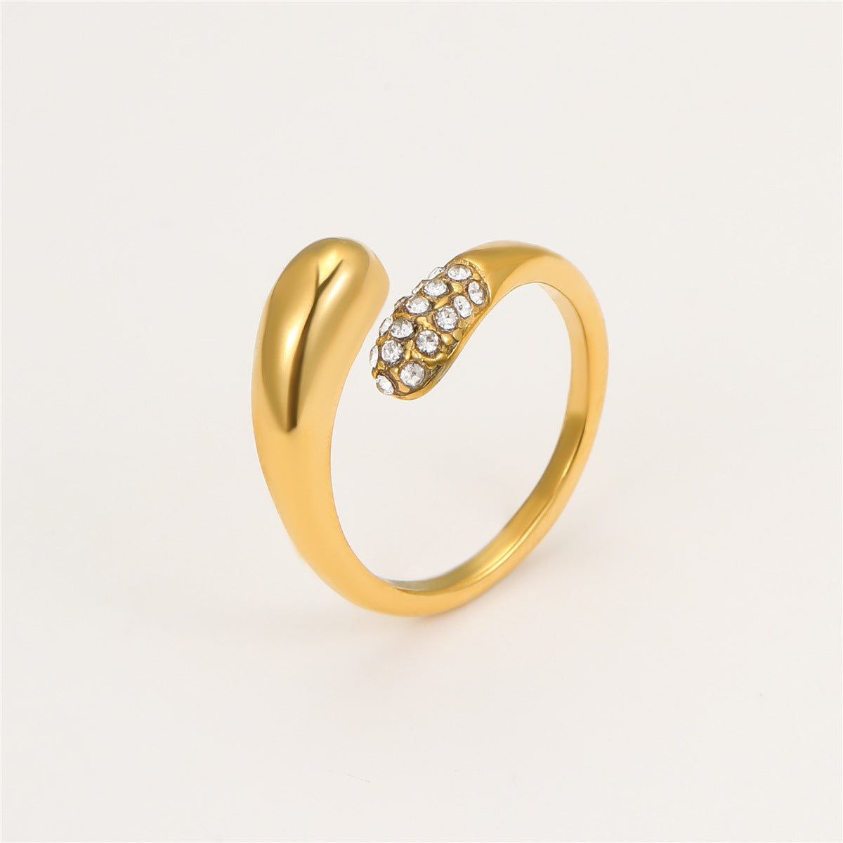 Anillo minimalista geométrico de acero inoxidable con diseño asimétrico y acabado chapado para mujer