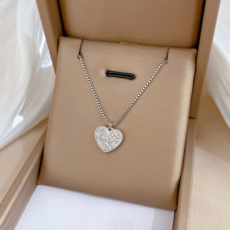Collar con colgante de corazón de acero de titanio de lujo minimalista para mujer con baño de oro y diseño geométrico