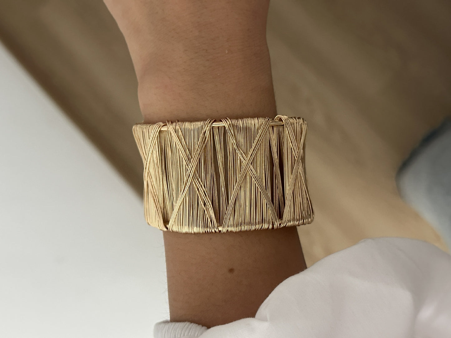 Bracciale a C in lega placcata con effetto spazzolato esagerato