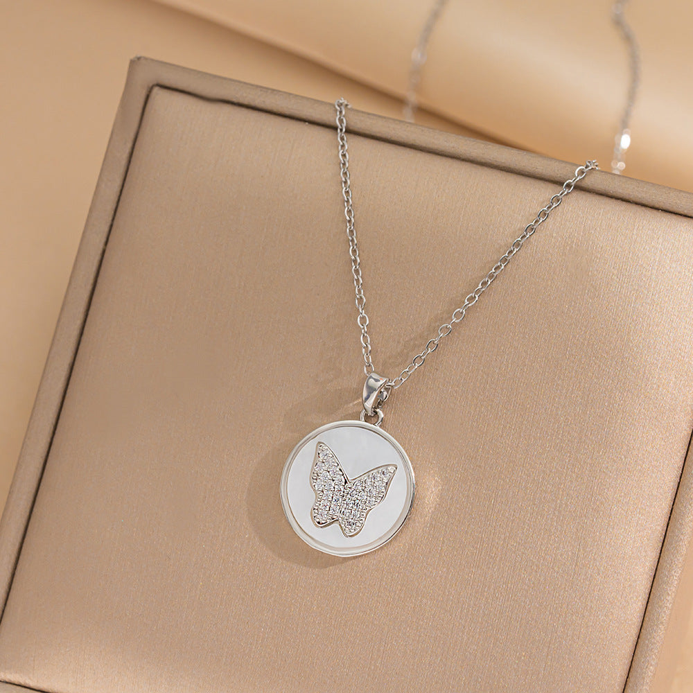 Collana con Pendente a Farfalla Minimalista in Acciaio al Titanio Placcato Oro con Zirconi Micro-Incastonati, Design a Catena Serpentina per Donne