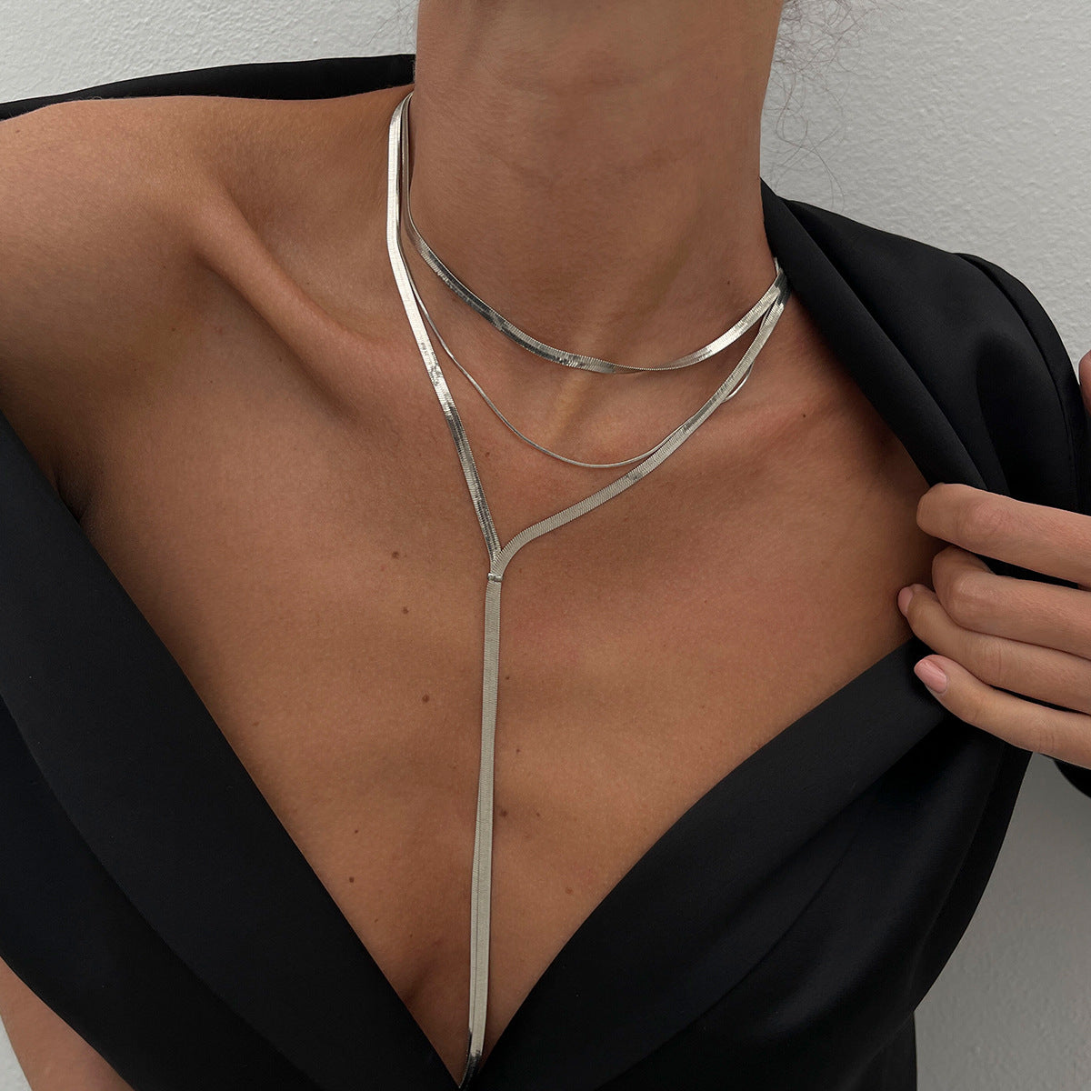 Collana da donna minimalista lunga con ciondolo a frange a V, con catena a serpente in rame placcato e design geometrico