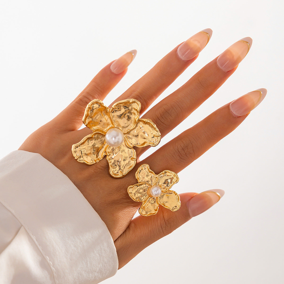 Anello da donna in lega a forma di fiore e farfalla in stile Ins con finitura perlata