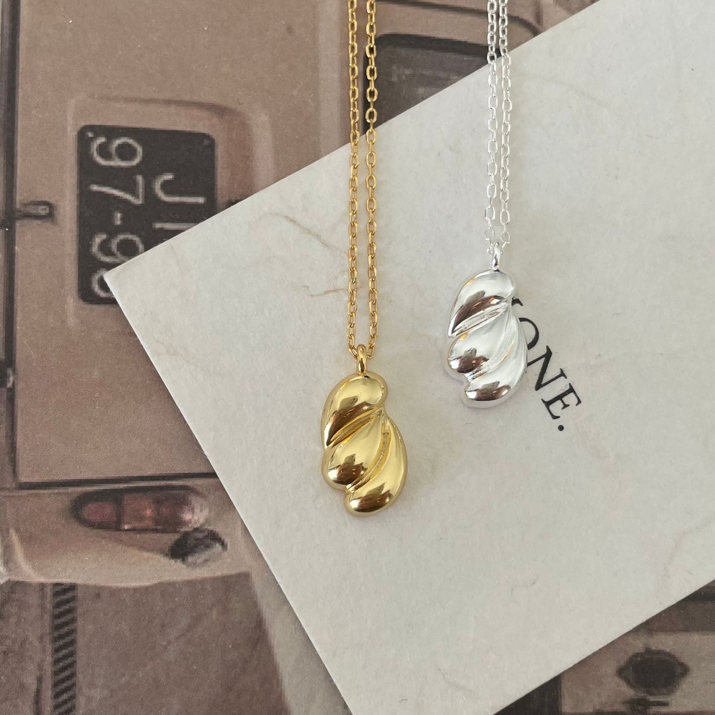 Collar Minimalista con Colgante Irregular en Forma de Lágrima de Plata de Ley 925, Diseño Elegante de Tonos Fríos