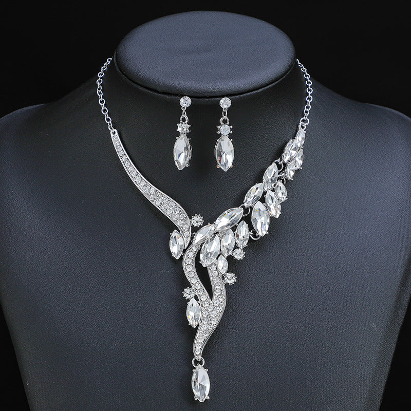 Vintage Leaf-Shaped Alloy Necklace Set with Rhinestone Accents and Gold Plated O-Chain for Women