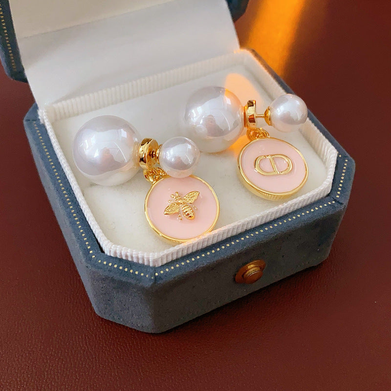 Elegantes pendientes florales de perlas con postes de plata chapados en oro para mujer