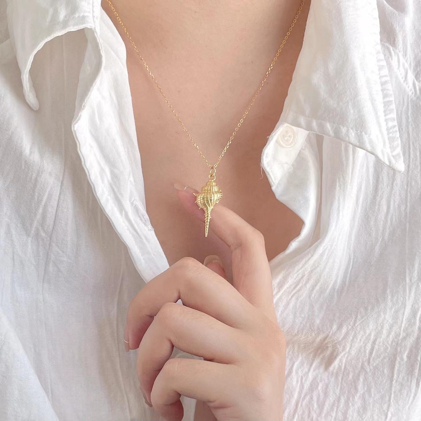 Collana pendente con conchiglia vintage in argento sterling 925 con estetica chic minimalista e tonalità fredde