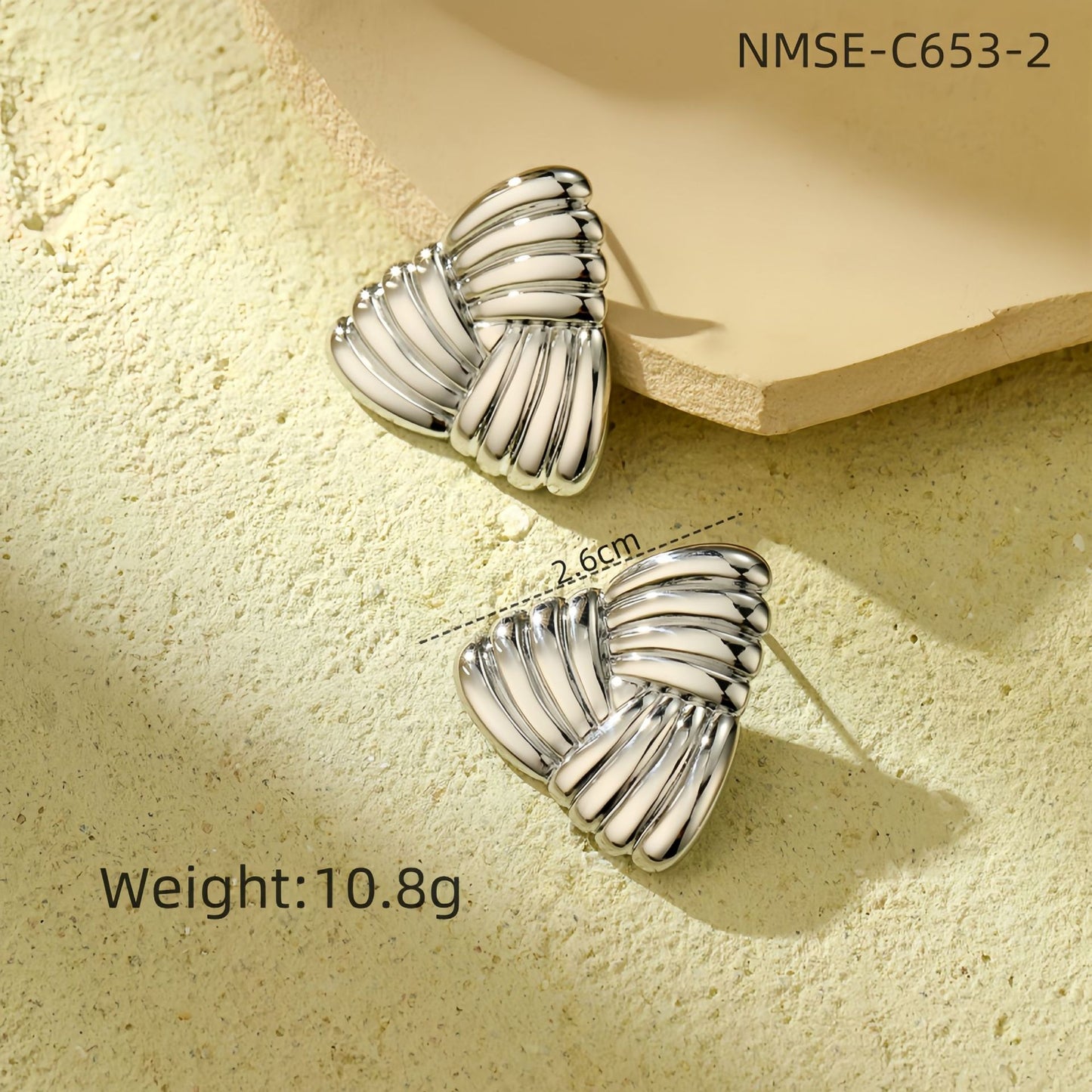 Pendientes de titanio con forma de triángulo minimalista y texturizado para mujer, a la moda, ligeros, lujosos, hipoalergénicos, tipo botón.