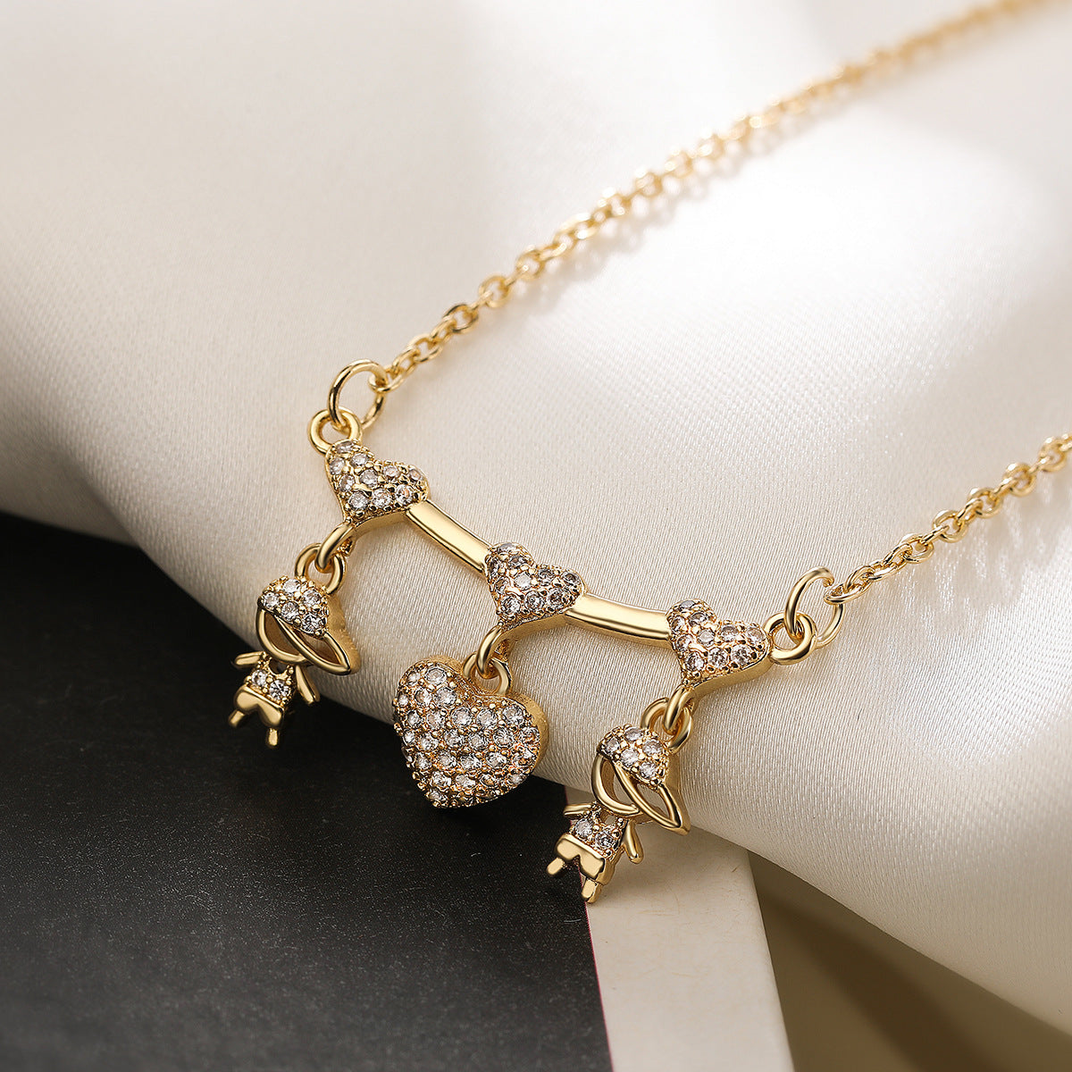 Collana con Pendente Geometrico Minimalista da Donna e Uomo, Base in Rame Placcata Oro Vero e Intarsi in Zircone, Delicata Catenina per Clavicole