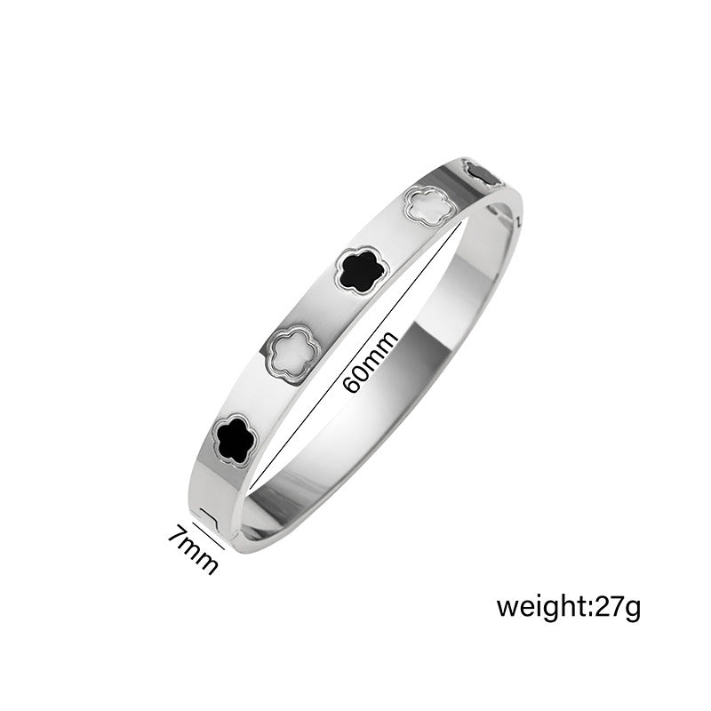 Bracciale da donna minimalista con quadrifoglio 3D in madreperla e acciaio inossidabile